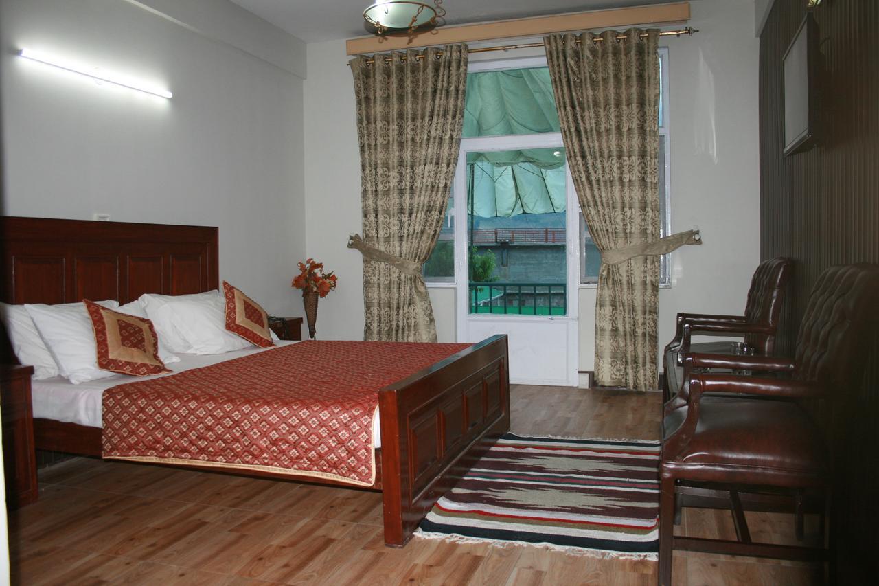 Pine Top Hotels Naran Eksteriør bilde